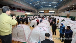 앞으로 지진 대책은…설명 듣는 흥해실내체육관 이재민
