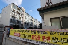 지난해 지진으로 통제돼 폐허처럼 변한 대성아파트