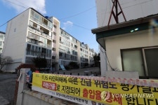 지난해 지진으로 통제돼 폐허처럼 변한 대성아파트