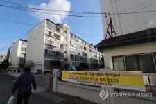지난해 지진으로 통제돼 폐허처럼 변한 대성아파트