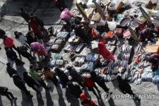 설 앞두고 정이 넘치는 전통시장으로