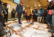 설 앞둬 활기찬 수산물 위판장