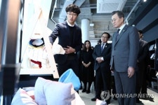 문 대통령, 반려견 위해 헌 옷을 업사이클링?