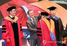문 대통령, 울산 과학기술원(UNIST) 학위수여식