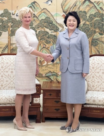 김정숙 여사, 베요네 라트비아 대통령 부인과 악수