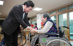 전의요셉의집 방문한 이낙연 총리