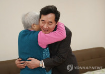 전의요셉의집 어르신과 포옹하는 이낙연 총리