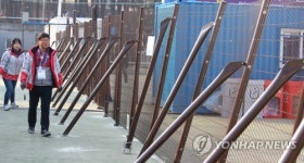 [올림픽] 강풍에 휘어진 관동하키센터 담장
