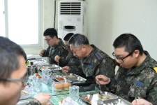 이왕근 공군총장, 하늘 아래 첫부대 장병들과 떡국