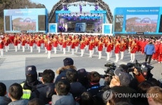 [올림픽] 북한 응원단, 강릉서 또 깜짝 공연…2천여명 몰려 박수