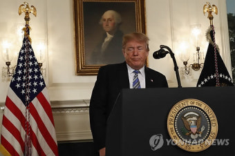 트럼프, 플로리다 고교 총격 참사 이틀 만에 유가족 방문