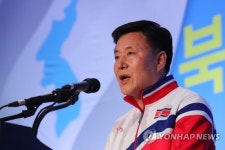 [올림픽] 축사하는 오영철 북측 응원단장