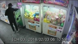 매일밤 인형뽑기방 지폐교환기 털어 보름새 1천300만원 훔쳐