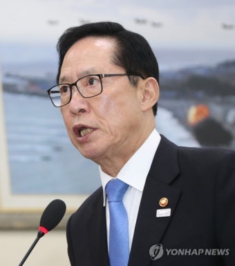 업무보고하는 송영무 국방부 장관