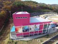 기장군 이윤택 지우기…안데르센극장 위탁운영 계약해지