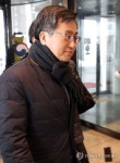 세종청사 들어서는 김동연 부총리