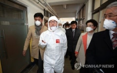 서울 인헌초 석면철거 현장 둘러보는 조희연 교육감