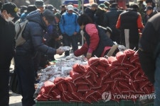 화창한 주말 활기찬 시장