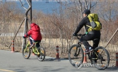 자전거 타는 한강공원