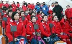 [올림픽] 올림픽 폐막식장의 북측 공연단원들