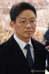 굳은표정의 안태근