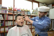 오늘은 이발사로 변신