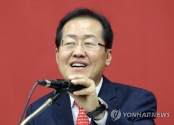 홍준표 고향에서 활짝?
