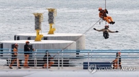 바다 한가운데 해상케이블카가 멈춘다면