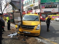 태권도 도장 승합차 전봇대 들이받아…어린이 8명 다쳐