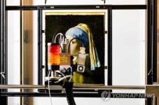 비밀의 문 열릴까…명화 진주귀걸이를 한 소녀 공개분석작업