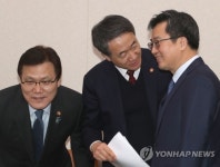 대화하는 장관들