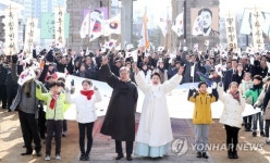 독립문 앞에 울려퍼진 만세 삼창