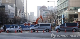 강남구 봉은사 교차로 '싱크홀' 생겨 도로 통제