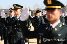 선서하는 3사관학교 졸업생