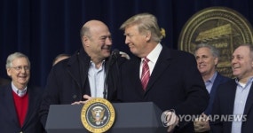 트럼프 관세폭탄에 백악관 분열…게리 콘 철회 안되면 사퇴
