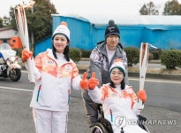 제주도 성화봉송 하는 장나라와 이은희 작가