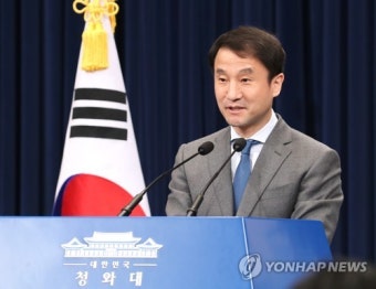 '여야대표 초청' 브리핑 하는 한병도 정무수석