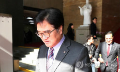 국회 본청 나서는 우원식 원내대표
