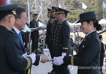 문 대통령, 육사 우등생에게 상장 수여