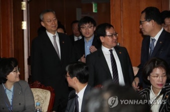 국정현안점검조정회의 참석하는 장관들