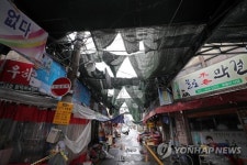 그늘막 무너진 대구 방천시장