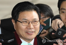 질문에 답하는 홍문종 의원