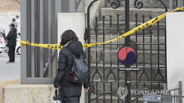 출입통제 붙은 흥인지문