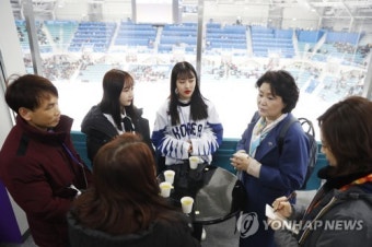 한민수 선수 가족과 대화하는 김정숙 여사