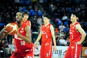 프로농구 SK, 정규리그 최종일 KCC 꺾고 2위로 4강 직행