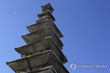하늘로 치솟은 탑평리 칠층석탑