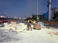 공단도로 달리던 트럭에서 유황가루 쏟아져