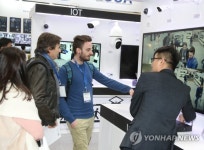 보안시스템 보는 외국인