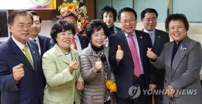 조배숙 대표와 익산 상인들 기념촬영