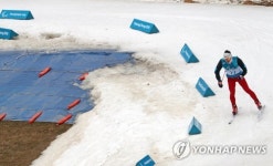 포근한 날씨에 바닥 드러낸 경기장